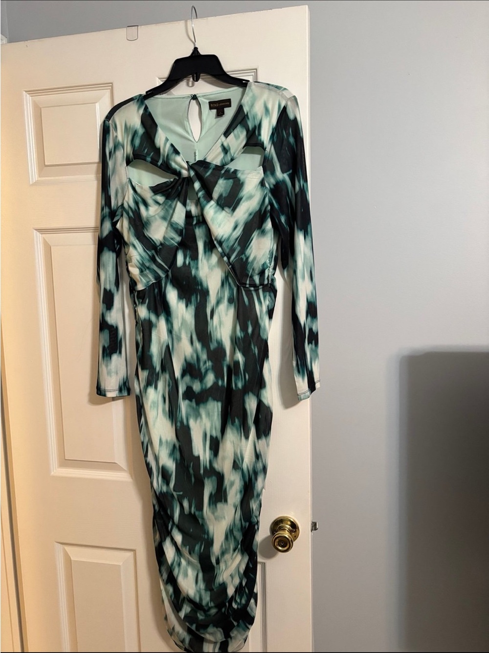 BOLD elements Mint & Black Long-Sleeve Twist Front Dress